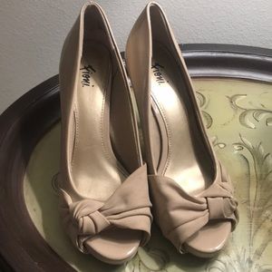Fioni light tan heels